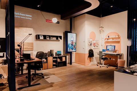 Situ Live home office display